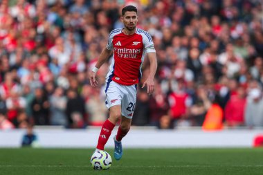 Arsenal 'den Jorginho, 5 Ekim 2024' te Emirates Stadyumu 'nda oynanan Premier League maçında topla koşuyor.