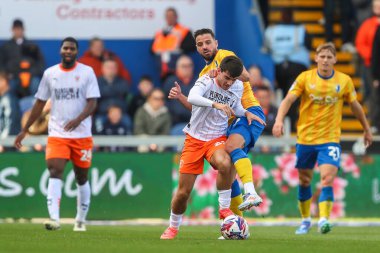 Blackpool 'dan Rob Apter, Mansfield Town' dan Stephen McLaughlin 'in 5 Ekim 2024' te Mansfield Town 'a karşı Blackpool' da oynadığı Sky Bet 1 maçında faul yaptı.