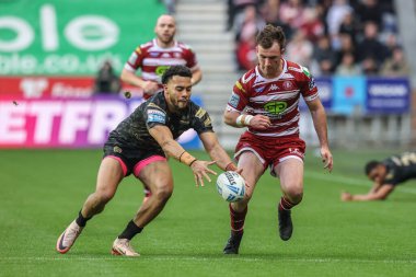 Leopar Leoparlardan Darnell McIntosh ve Wigan Warriors 'dan Harry Smith, 5 Ekim 2024' te İngiltere 'nin Wigan Stadyumu' nda oynanan Betfred Süper Lig Yarı Finalleri 'nde Wigan Warriors - Leigh Leopards maçında top için mücadele ediyorlar.