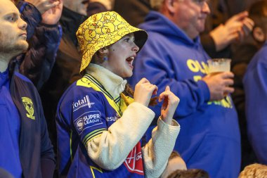 Warrington taraftarları Betfred Süper Lig Yarı Finalleri 'nde Hull KR, Warrington Wolves' a karşı Sewell Group Craven Park, Kingston upon Hull, Birleşik Krallık, 4 Ekim 2024 'te oynanan karşılaşmaya bakıyorlar.