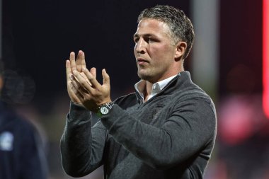 Sam Burgess Warrington Wolves baş antrenörü Betfred Süper Lig Yarı Finalleri 'nde Hull KR, Warrington Wolves' a karşı Sewell Group Craven Park, Kingston upon Hull, Birleşik Krallık, 4 Ekim 2024 'te oynanan karşılaşmada gezgin taraftarları alkışlıyor.
