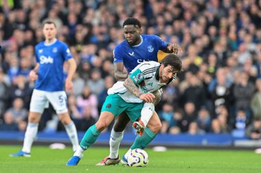 Everton 'dan Orel Mangala, İngiltere' nin Liverpool kenti Goodison Park 'ta oynanan Premier League maçı sırasında Newcastle United takımından Sandro Tonali' ye karşı faul yaptı.
