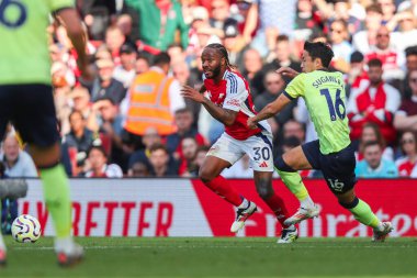 Arsenal 'den Raheem Sterling, Southampton' dan Yukinari Sugawara 'nın 5 Ekim 2024' te Emirates Stadyumu 'nda oynanan Premier League maçı sırasında Southampton' a karşı olan baskısı altında.