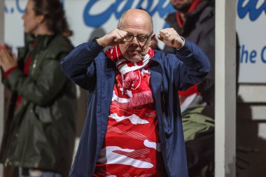 Hull KR taraftarları Hull KR 'dan James Batchelor' ın Betfred Süper Lig Yarı Finalleri 'nde Hull KR, Warrington Wolves' a karşı Sewell Group Craven Park, Kingston on Hull, İngiltere, 4 Ekim 2024 'de oynanan karşılaşmasını kutluyorlar.