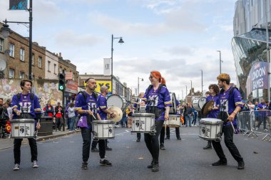 5 Ekim 2024 'te Tottenham Hotspur Stadyumu' nda New York Jets 'in Minnesota Vikings' e karşı oynadığı karşılaşma öncesinde taraftarları bir grup eğlendiriyor.