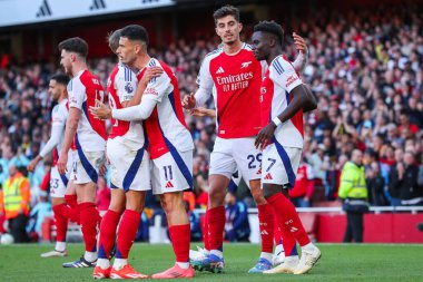 Arsenal 'den Bukayo Saka, 5 Ekim 2024' te Emirates Stadyumu 'nda oynanan Premier League karşılaşmasında takım arkadaşlarıyla 3-1 kazanma hedefini kutluyor.