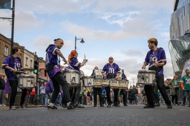 5 Ekim 2024 'te Tottenham Hotspur Stadyumu' nda New York Jets 'in Minnesota Vikings' e karşı oynadığı karşılaşma öncesinde taraftarları bir grup eğlendiriyor.