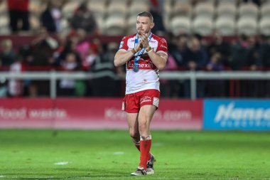 Hull KR 'dan James Batchelor, Betfred Süper Lig Yarı Finalleri' nde oynanan Hull KR vs Warrington Wolves maçında seyircileri alkışlıyor.