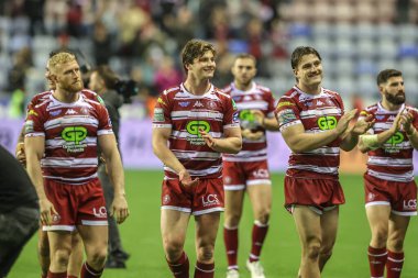Wigan Warriors takımından Ethan Havard, Wigan 'ın 5 Ekim 2024' te oynanan Betfred Süper Lig Yarı Finalleri 'nde kazandığı Wigan Warriors - Leigh Leopards maçında ev sahibi taraftarları alkışlıyor.