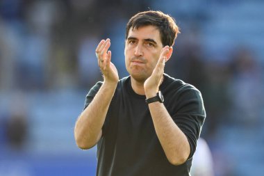 Bournemouth Andoni Iraola teknik direktörü, Premier Lig maçının sonunda Leicester City, Bournemouth 'a karşı King Power Stadyumu, Leicester, İngiltere' de 5 Ekim 2024 'te oynanan karşılaşmada taraftarları alkışlıyor.