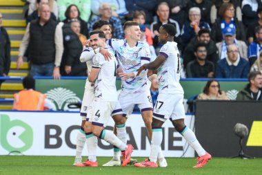 Bournemouth 'lu Evanilson 1-1' lik galibiyetini kutluyor ama Premier League maçında Leicester City, Bournemouth 'a karşı King Power Stadyumu, Leicester, Birleşik Krallık' ta 5 Ekim 2024 'de oynanan maçta ofsayt hakkı eleniyor.