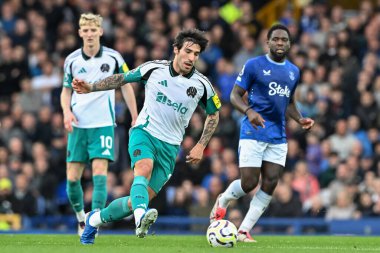 Newcastle United takımından Sandro Tonali, 5 Ekim 2024 'te Goodison Park, Liverpool' da oynanan Everton - Newcastle United Premier League maçında pas attı.