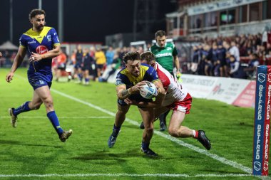 Warrington Wolves takımından Matty Ashton, 4 Ekim 2024 'te İngiltere' de oynanan Sewell Group Craven Park, Kingston upon Hull 'daki Hull KR vs Warrington Wolves' a karşı oynanan Betfred Süper Lig Yarı Finalleri maçında şansını deniyor.