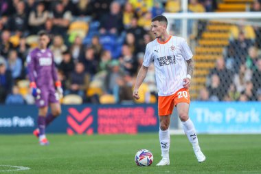 Blackpool takımından Oliver Casey, Mansfield Town 'a karşı Blackpool maçında 5 Ekim 2024' te Mansfield Stadyumu 'nda maç yapıyor.
