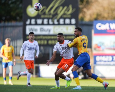 Blackpool 'dan Ashley Fletcher ve Mansfield Town' dan Jordan Bowery 5 Ekim 2024 'te Mansfield Town - Blackpool maçında top için mücadele ettiler.
