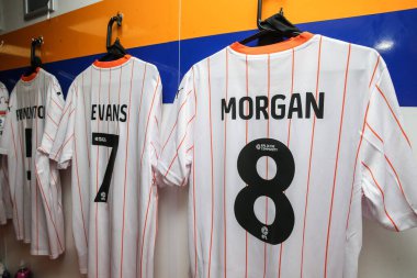 Blackpool deplasman tişörtü 5 Ekim 2024 'te Mansfield Town - Blackpool maçında soyunma odasında asılıydı.