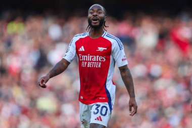 Arsenal 'den Raheem Sterling, 5 Ekim 2024' te Emirates Stadyumu 'nda oynanan Premier League karşılaşmasında tepki gösterdi.