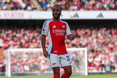 Arsenal 'den Raheem Sterling, 5 Ekim 2024' te Birleşik Krallık 'taki Emirates Stadyumu' nda oynanan Premier League maçında Arsenal ve Southampton maçına bakıyor.
