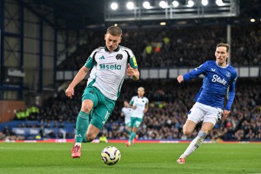 Newcastle United takımından Harvey Barnes, 5 Ekim 2024 'te Goodison Park, Liverpool, İngiltere' de oynanan Everton - Newcastle United Premier League maçında topu ileri atıyor.