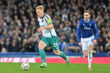Lewis Hall of Newcastle United, 5 Ekim 2024 'te Goodison Park, Liverpool' da oynanan Everton-Newcastle United Premier League maçında topla ileri doğru ilerliyor.