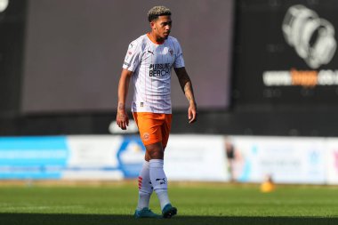 Blackpool takımından Jordan Lawrence-Gabriel 5 Ekim 2024 'te Mansfield Town - Blackpool maçında One Call Stadyumu, Mansfield, İngiltere