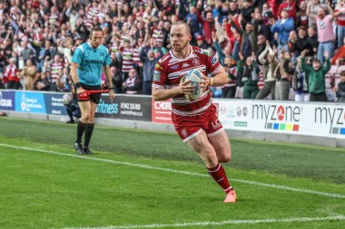 Wigan Warriors 'dan Liam Marshall, 5 Ekim 2024' te İngiltere 'nin Wigan Stadyumu' nda oynanan Wigan Warriors vs Leigh Leopards Süper Lig Yarı Finalleri maçında bir deneme için sahaya çıkıyor.