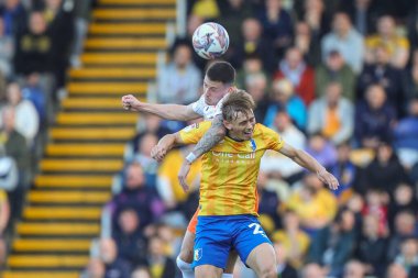 Blackpool 'dan Oliver Casey ve Mansfield Town' dan Ben Waine 5 Ekim 2024 'te Mansfield Town - Blackpool maçında top için mücadele etti.