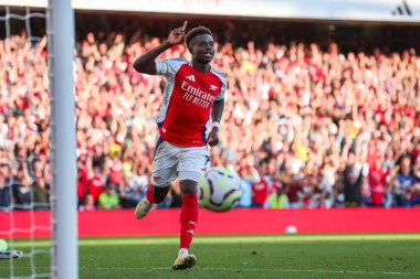 Arsenal 'den Bukayo Saka, 5 Ekim 202' de Emirates Stadyumu 'nda oynanan Premier League maçında 3-1' lik galibiyet golünü kutluyor.