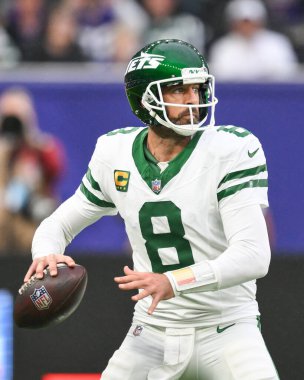 New York Jets 'ten Aaron Rodgers, 6 Ekim 2024' te Tottenham Hotspur Stadyumu 'nda New York Jets ve Minnesota Vikings maçında pas atmaya hazırlanıyor.