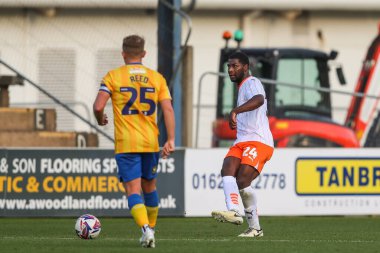 Blackpool 'dan Odeluga Offiah, 5 Ekim 2024' te Mansfield Town - Blackpool maçında pas veriyor.