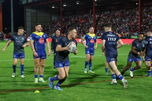 Warrington Wolves 'tan Ben Currie, Betfred Süper Lig Yarı Finalleri' nde ısınma turunda Hull KR, Warrington Wolves 'a karşı Sewell Group Craven Park, Kingston üzerine Hull, Birleşik Krallık, 4 Ekim 2024