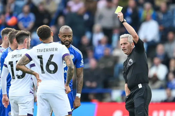 Hakem Darren Bond, Leicester City 'den Jordan Ayew' e Premier League maçı sırasında King Power Stadyumu 'nda Leicester City' ye karşı Bournemouth maçında sarı kart verdi.