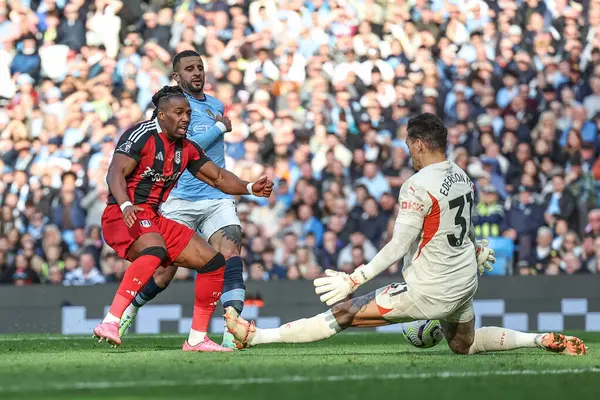 Manchester City 'den Ederson, Manchester City' nin 5 Ekim 2024 'te Etihad Stadyumu' nda Fulham 'a karşı oynadığı Premier League maçında Adama Traor' dan kurtarıyor.