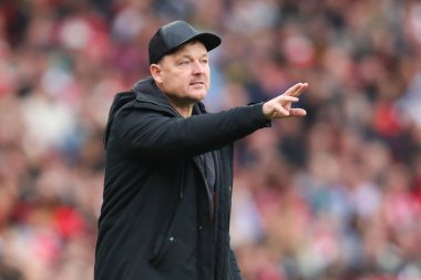 Everton 'dan Brian Sorensen, 6 Ekim 2024' te İngiltere 'nin Emirates Stadyumu' nda oynanan FA Bayanlar Süper Ligi karşılaşmasında takıma talimat verdi.