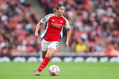 Arsenal 'den Kyra Cooney-Cross, 6 Ekim 2024' te Londra 'daki Emirates Stadyumu' nda oynanan FA Bayanlar Süper Ligi Arsenal Women - Everton Women maçında topla koşuyor.