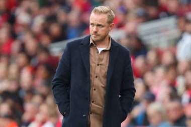 Arsenal 'den Jonas Eidevall, 6 Ekim 2024' te İngiltere 'nin Emirates Stadyumu' nda oynanan FA Bayanlar Süper Ligi karşılaşmasında izliyor.