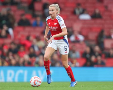 Arsenal 'den Leah Williamson, 6 Ekim 2024' te İngiltere 'nin Emirates Stadyumu' nda oynanan FA Bayanlar Süper Ligi Arsenal Women - Everton Women maçında topla koşuyor.