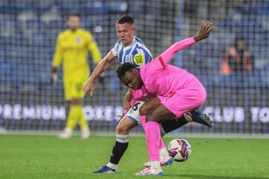 Barnsley 'den Kelechi Nwakali topu Huddersfield Town' dan Jonathan Hogg 'un baskısı altında tutuyor. Bristol Street Motors Kupası karşılaşmasında Huddersfield Town Barnsley' e karşı John Smith Stadyumu, Huddersfield, Birleşik Krallık, 8 Ekim 2024