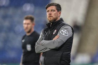 Darrell Clarke Barnsley teknik direktörü Bristol Street Motors Kupası 'nda Huddersfield Town, Barnsley' e karşı John Smith Stadyumu, Huddersfield, Birleşik Krallık, 8 Ekim 2024