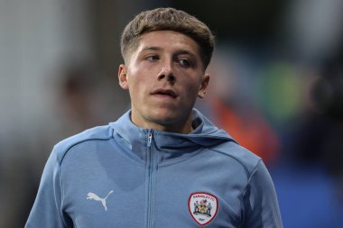 Barnsley 'den Aiden Marsh, Bristol Street Motors Kupası maçı sırasında Huddersfield Town' a karşı John Smith Stadyumu, Huddersfield, Birleşik Krallık, 8 Ekim 2024 'te geldi.