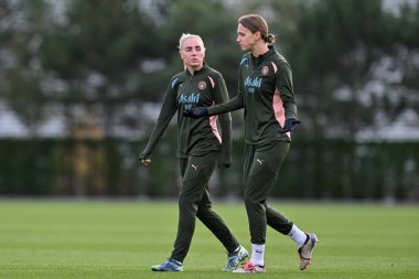 Manchester City Women 'dan Alex Greenwood Manchester City Women' dan Vivianne Miedema 'yı dinliyor Manchester City Women Ligi Açık Eğitim oturumu sırasında Joie Stadyumu, Manchester, Birleşik Krallık, 8 Ekim 2024