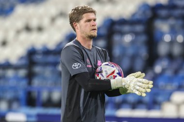 Barnsley 'den Ben Killip Bristol Street Motors Kupası karşılaşmasında Huddersfield Town, John Smith Stadyumu' nda Barnsley 'e karşı 8 Ekim 2024' te oynanan maç öncesi ısınma maçında