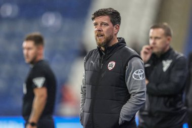 Darrell Clarke Barnsley teknik direktörü Bristol Street Motors Kupası 'nda Huddersfield Town, Barnsley' e karşı John Smith Stadyumu, Huddersfield, Birleşik Krallık, 8 Ekim 2024