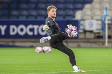 Barnsley 'den Ben Killip Bristol Street Motors Kupası karşılaşmasında Huddersfield Town, John Smith Stadyumu' nda Barnsley 'e karşı 8 Ekim 2024' te oynanan maç öncesi ısınma maçında