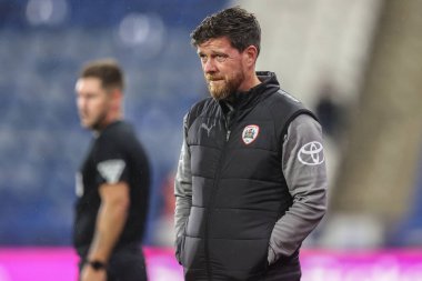Darrell Clarke Barnsley teknik direktörü Bristol Street Motors Kupası 'nda Huddersfield Town, Barnsley' e karşı John Smith Stadyumu, Huddersfield, Birleşik Krallık, 8 Ekim 2024