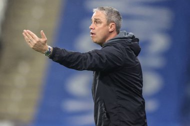 Huddersfield Town 'un Michael Duff teknik direktörü takımına Bristol Street Motors Kupası maçında John Smith Stadyumu' nda Huddersfield Town 'a karşı Barnsley maçında talimatlar veriyor.