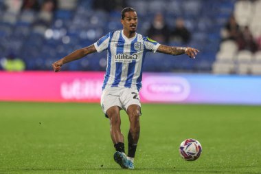 Huddersfield Town 'dan Nigel Lonwijk, 8 Ekim 2024' te John Smith Stadyumu 'nda Huddersfield Town ile Barnsley arasındaki Bristol Street Motors Kupası maçında pas attı.