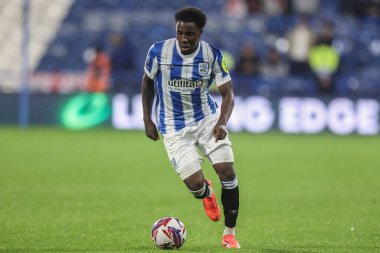 Huddersfield Town 'dan Jaheim Headley, 8 Ekim 2024' te John Smith Stadyumu 'nda Huddersfield Town' a karşı Huddersfield Town ve Barnsley arasındaki Bristol Street Motors Kupası karşılaşmasında topu aldı.