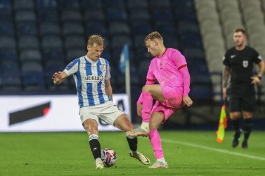 Barnsley 'den Georgie Gent ve Huddersfield Town' dan Lasse Srensen Bristol Street Motors Kupası karşılaşmasında Huddersfield Town ile Barnsley arasındaki John Smith Stadyumu, Huddersfield, Birleşik Krallık, 8 Ekim 2024
