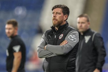 Darrell Clarke Barnsley teknik direktörü Bristol Street Motors Kupası 'nda Huddersfield Town, Barnsley' e karşı John Smith Stadyumu, Huddersfield, Birleşik Krallık, 8 Ekim 2024